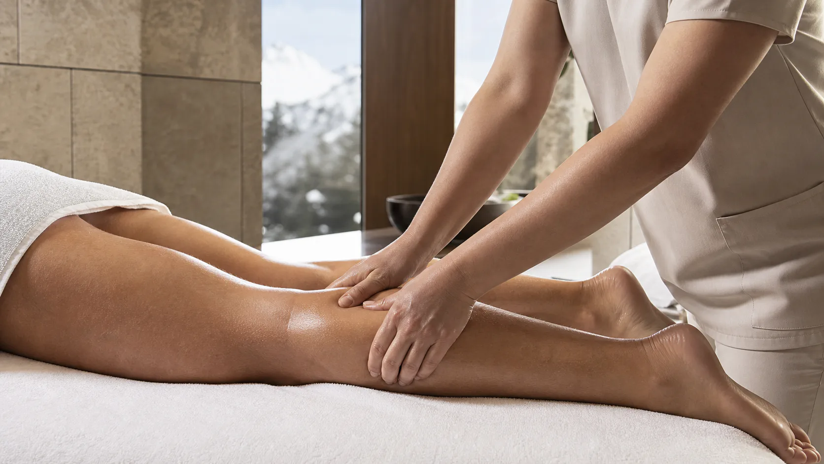 Sportmassage für beanspruchte Beine nach einem alpinen Tag